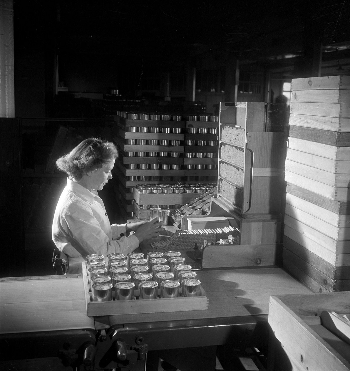 Uma trabalhadora embala latas de cigarro, Londres 1950 de Unbekannt
