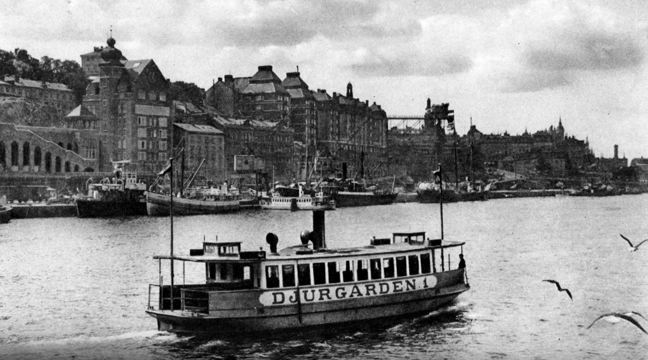 Uma balsa a caminho da ilha de Djurgarden, Estocolmo, Suécia, c1923 de Unbekannt