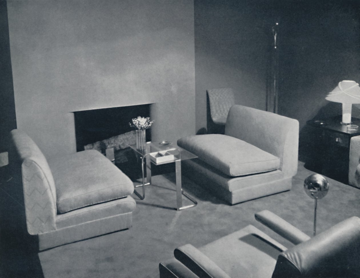 Um grupo junto à lareira em uma sala projetada por Russel Wright, 1935 de Unbekannt