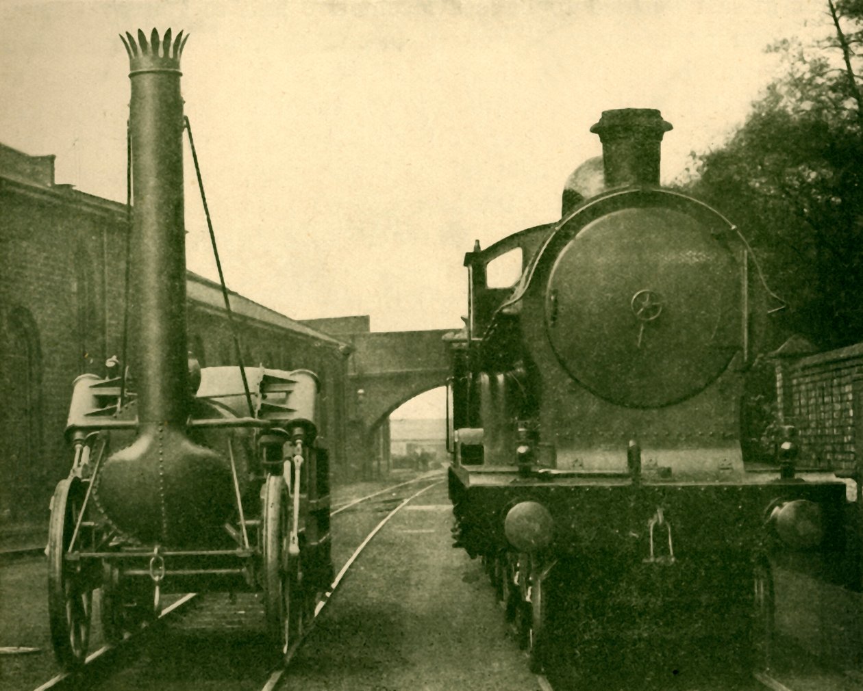 Um modelo em tamanho real do foguete Stephensons ao lado de um motor da George a quinta classe, Londo de Unbekannt
