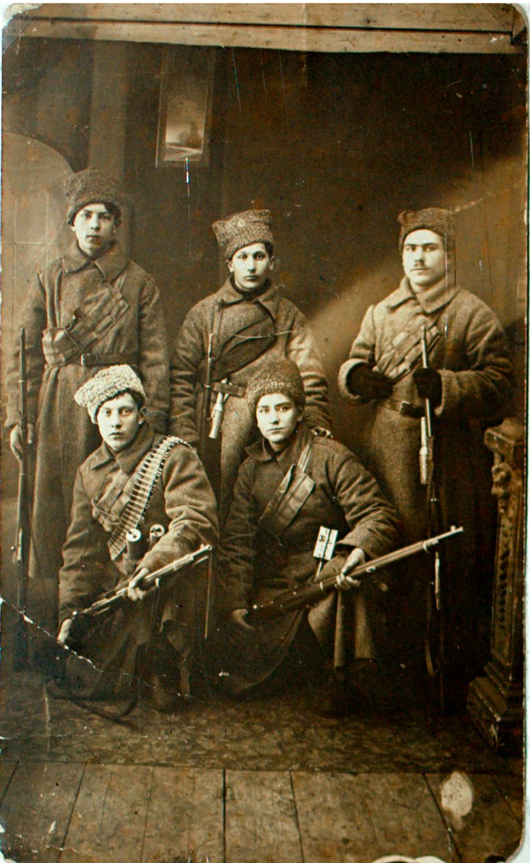 Um grupo de soldados do Exército Vermelho antes de partir para a frente, Petrogrado, Rússia, 1918 de Unbekannt