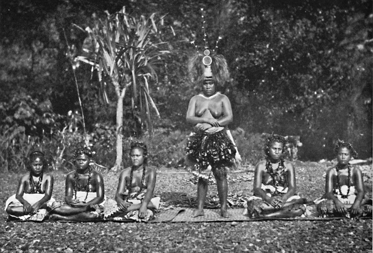 Um grupo de mulheres samoanas dançando em traje completo, 1902 de Unbekannt