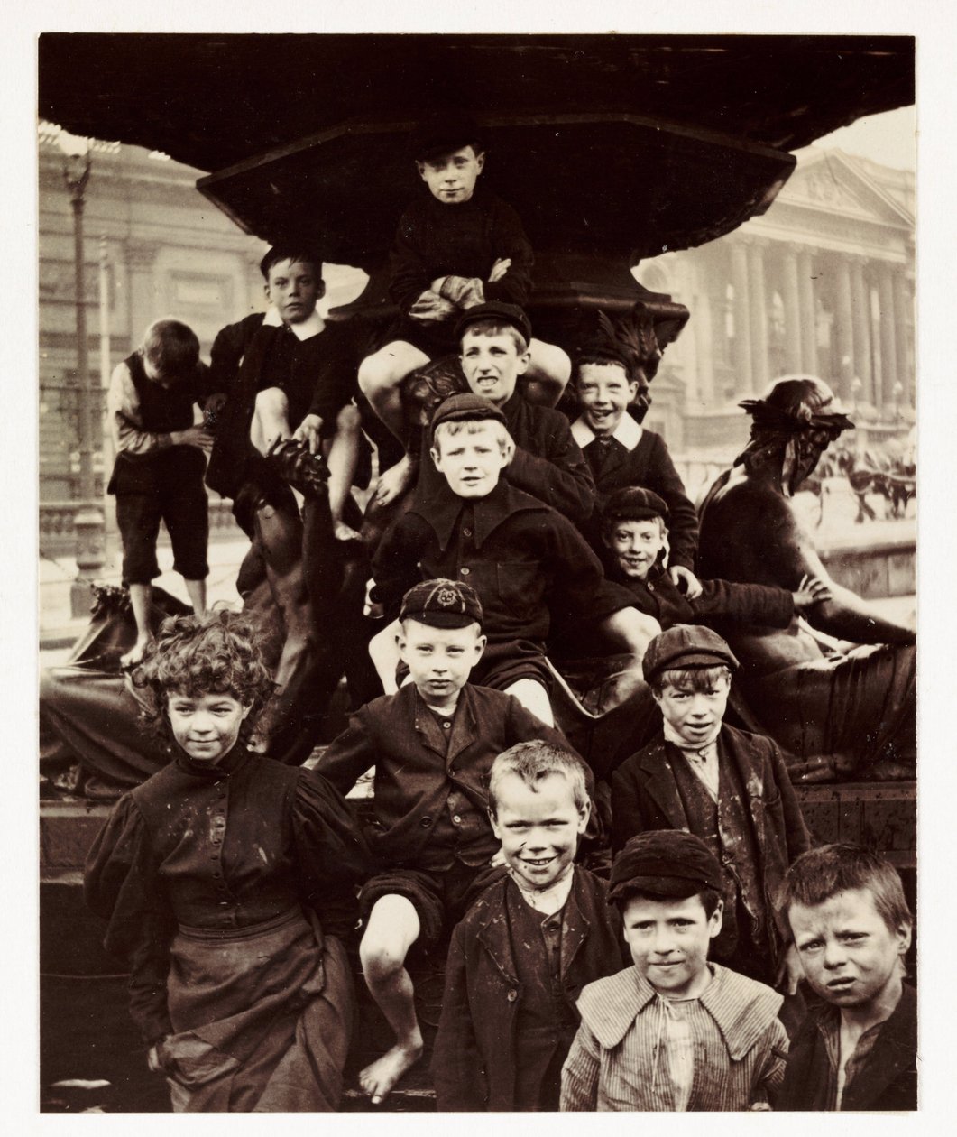 Um grupo de crianças em frente à fonte Steble, Liverpool, tirada por um fotógrafo desconhecido em cerca de 1905 de Unbekannt