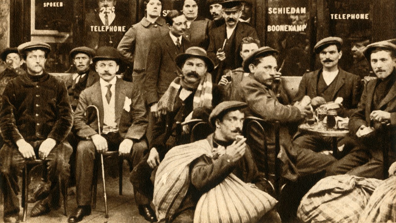 Um grupo de trabalhadores de campo refugiados em um café em Paris, Primeira Guerra Mundial, 1914-1918, 1933. de Unbekannt