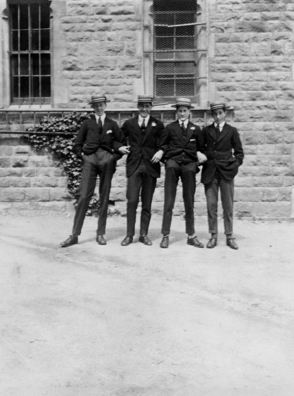 Um grupo de estudantes ou estudantes, c1900s-c1930s de Unbekannt