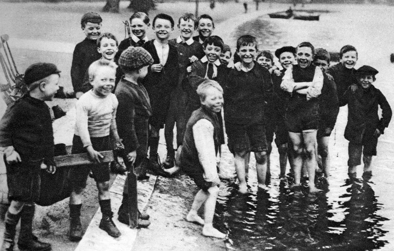 Um grupo de remadores de verão na Serpentine, Londres, 1926-1927 de Unbekannt