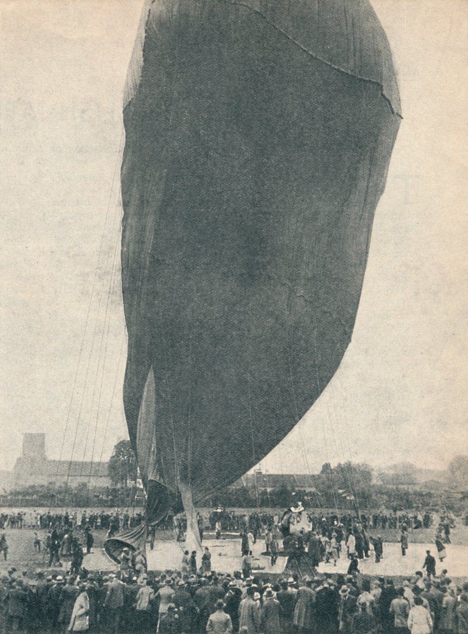 Um balão enorme foi necessário para a subida do Professor Piccards, c1936 c1937 de Unbekannt