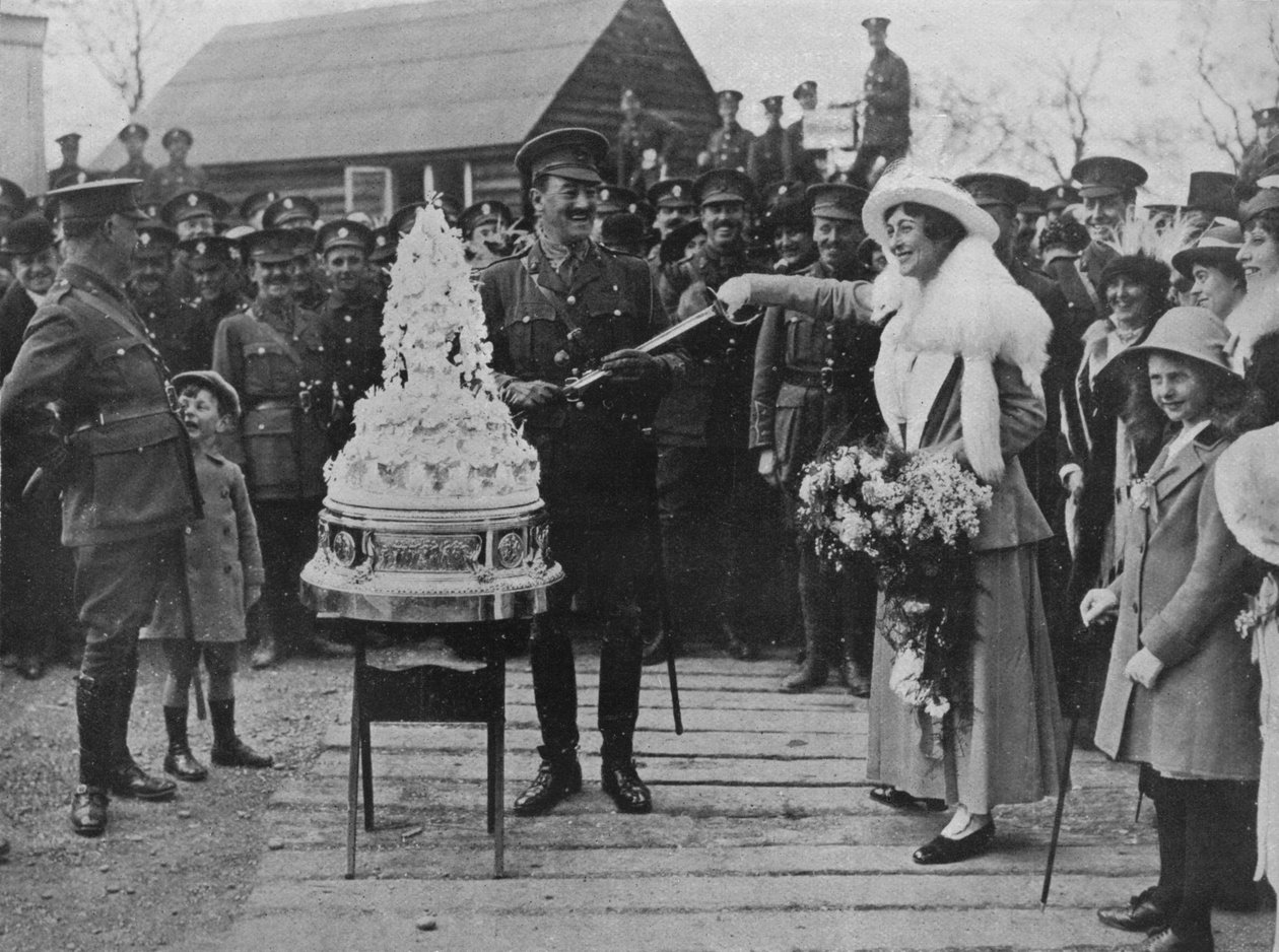 Um casamento cáqui: cortando o bolo de casamento com a espada dos noivos, 1915 de Unbekannt