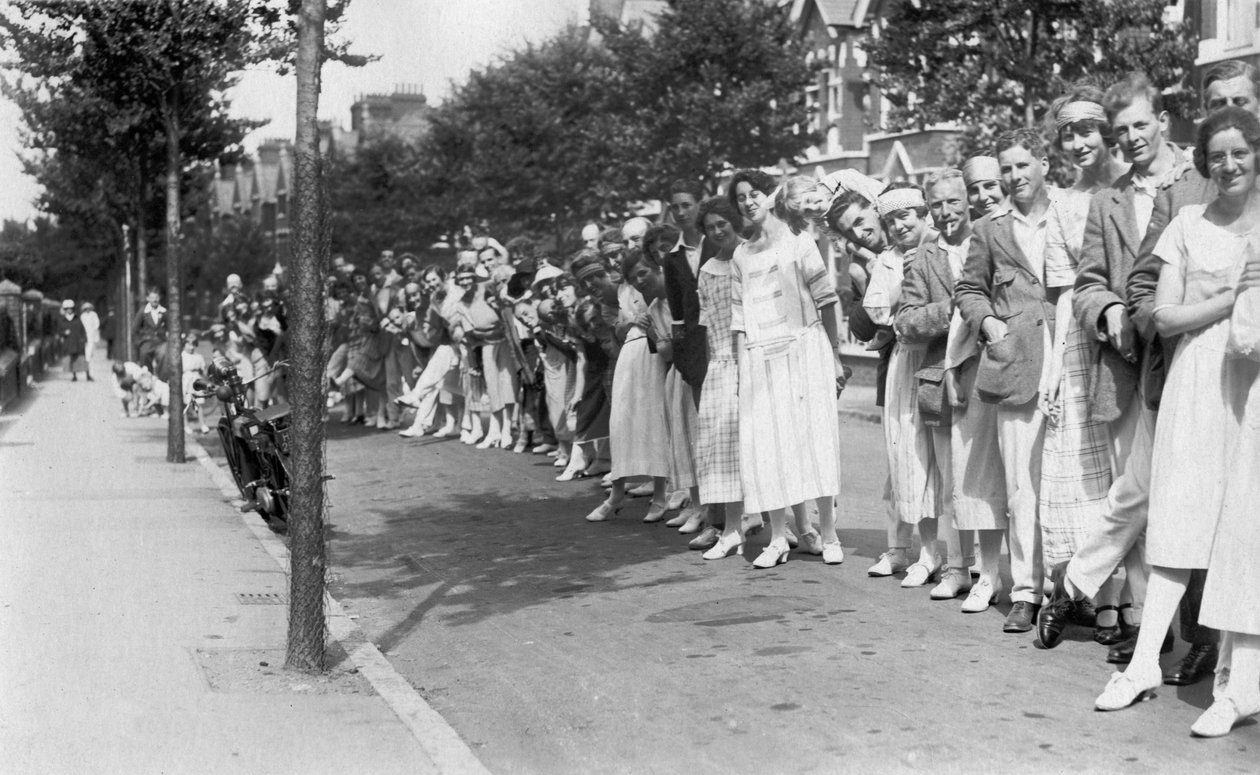 Uma linha de pessoas, c1920s de Unbekannt