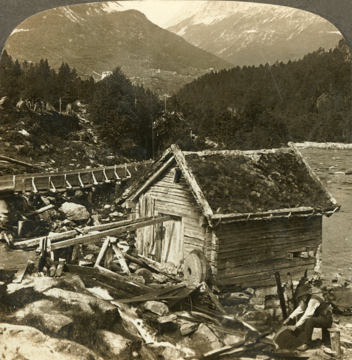 Um moinho construído em toras e uma pedra de amolar de roda d&39;água, no rio Stalheims, Naerodal, Noruega, c1905. de Unbekannt