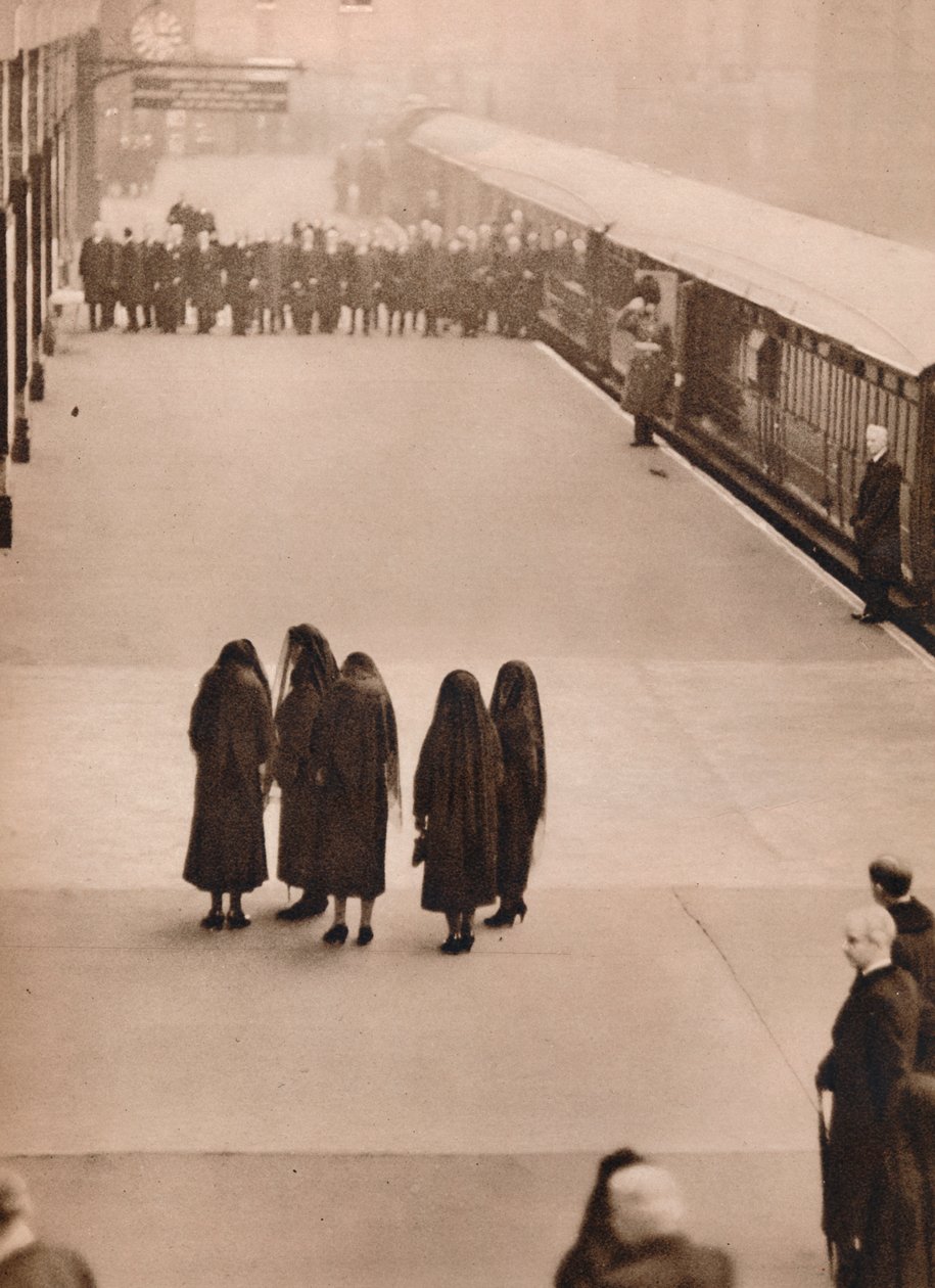Um grupo solitário de enlutados da realeza: Queen Mary with the Princess Royal, 1936. de Unbekannt