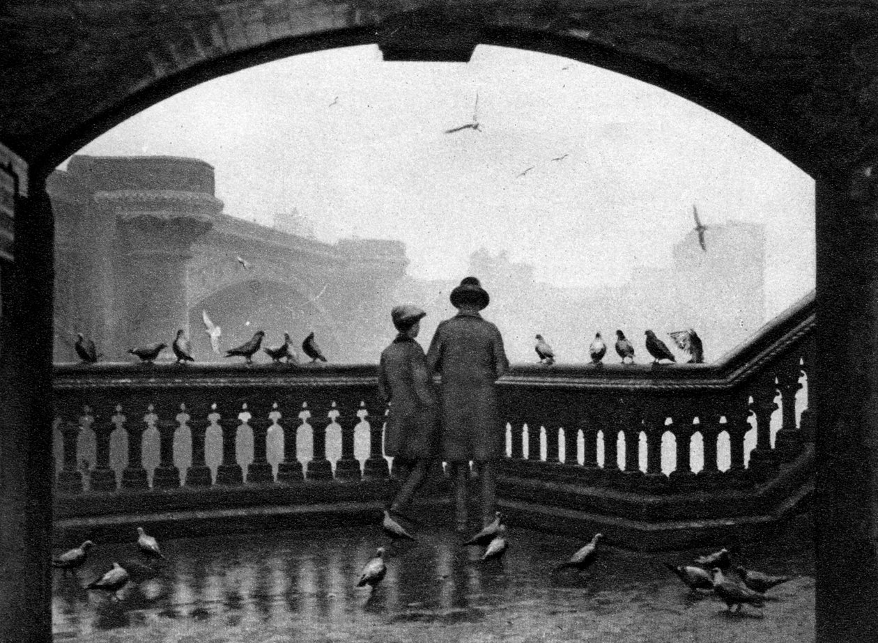 Um homem e um menino alimentando os pássaros por Blackfriars Bridge, Londres, 1926-1927 de Unbekannt
