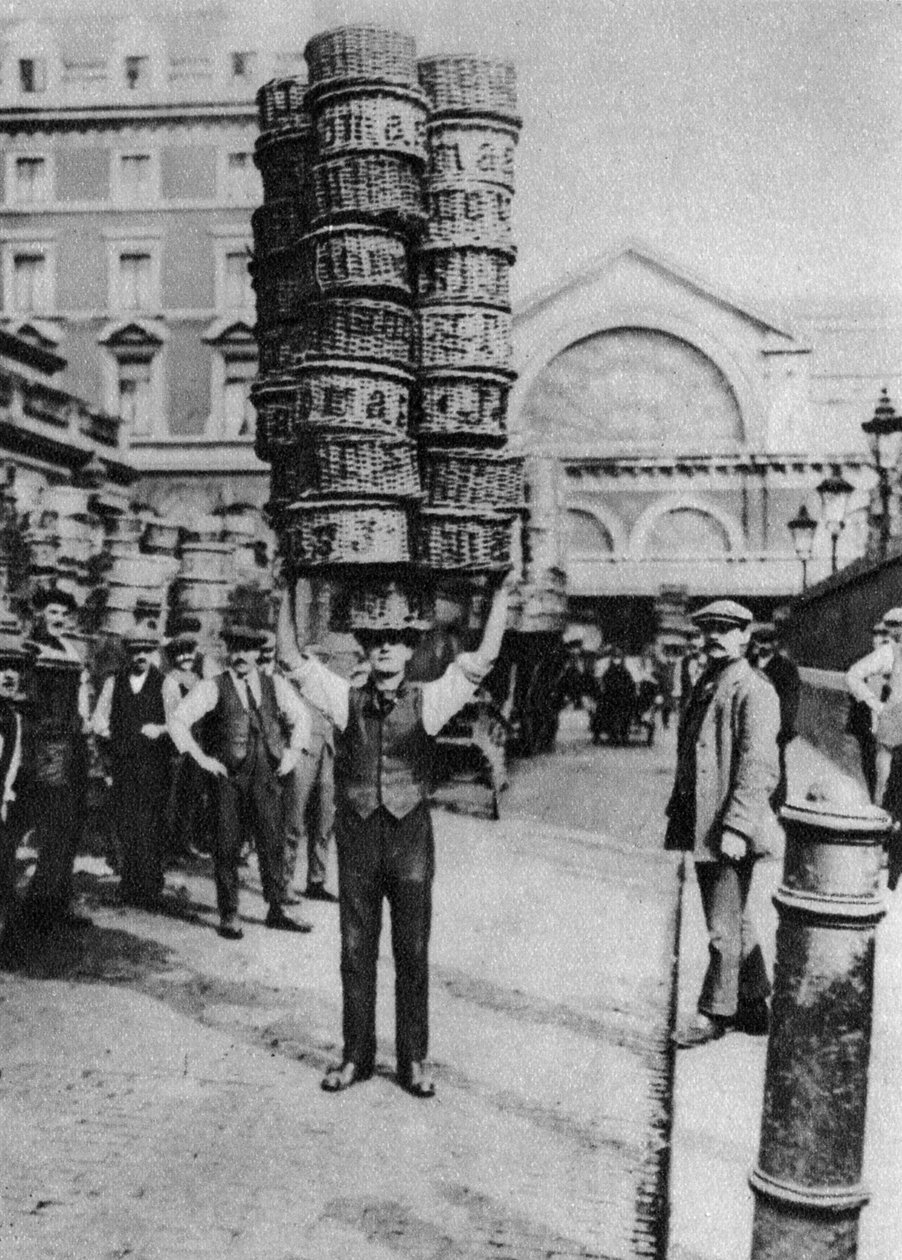 Um homem carregando muitas cestas na cabeça, Covent Garden, Londres, 1926-1927 de Unbekannt