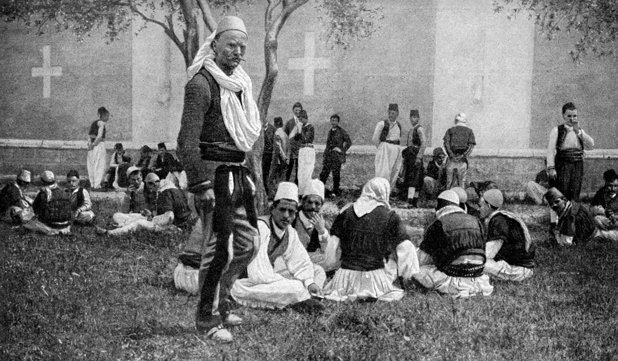 Uma reunião de alpinistas mirditas e seus parentes da cidade do lado de fora da catedral de Scutari, Turquia, 1922 de Unbekannt