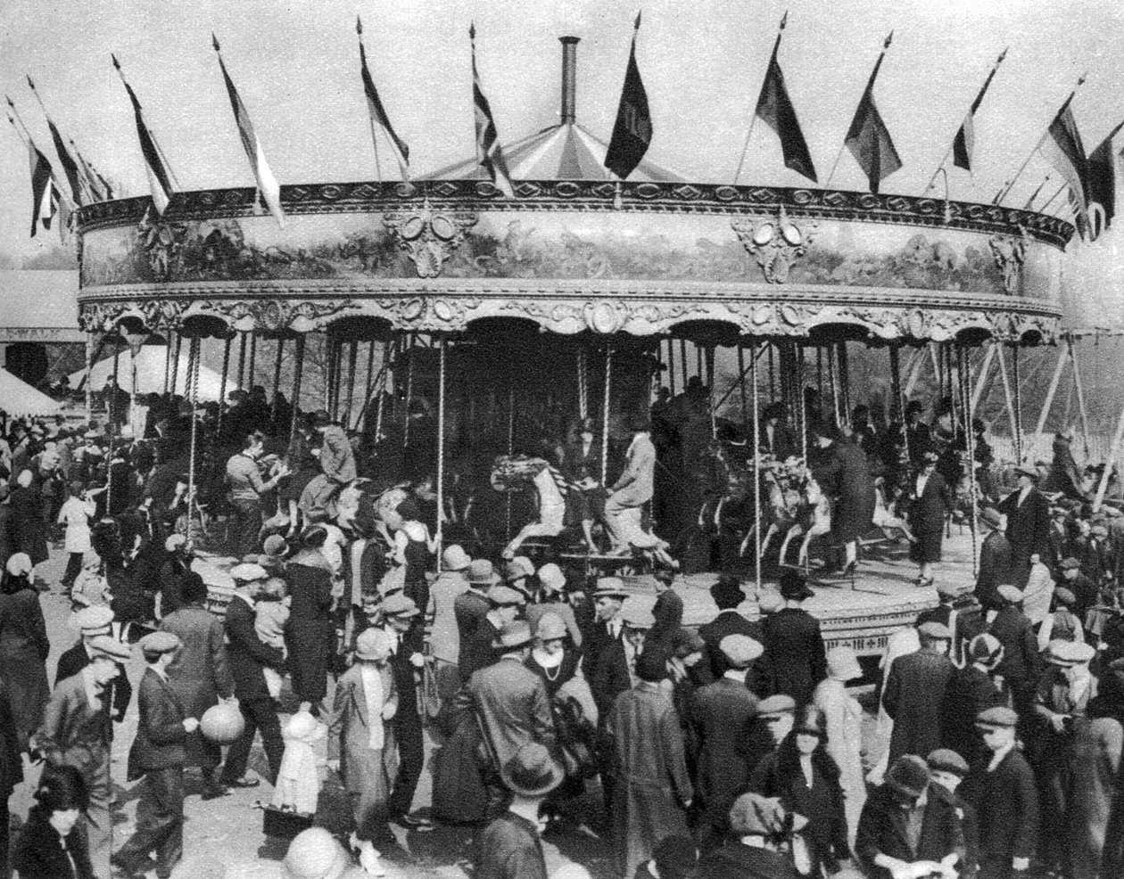 Um carrossel, parte de um carnaval de feriado bancário em Hamstead Heath, Londres, 1926-1927 de Unbekannt