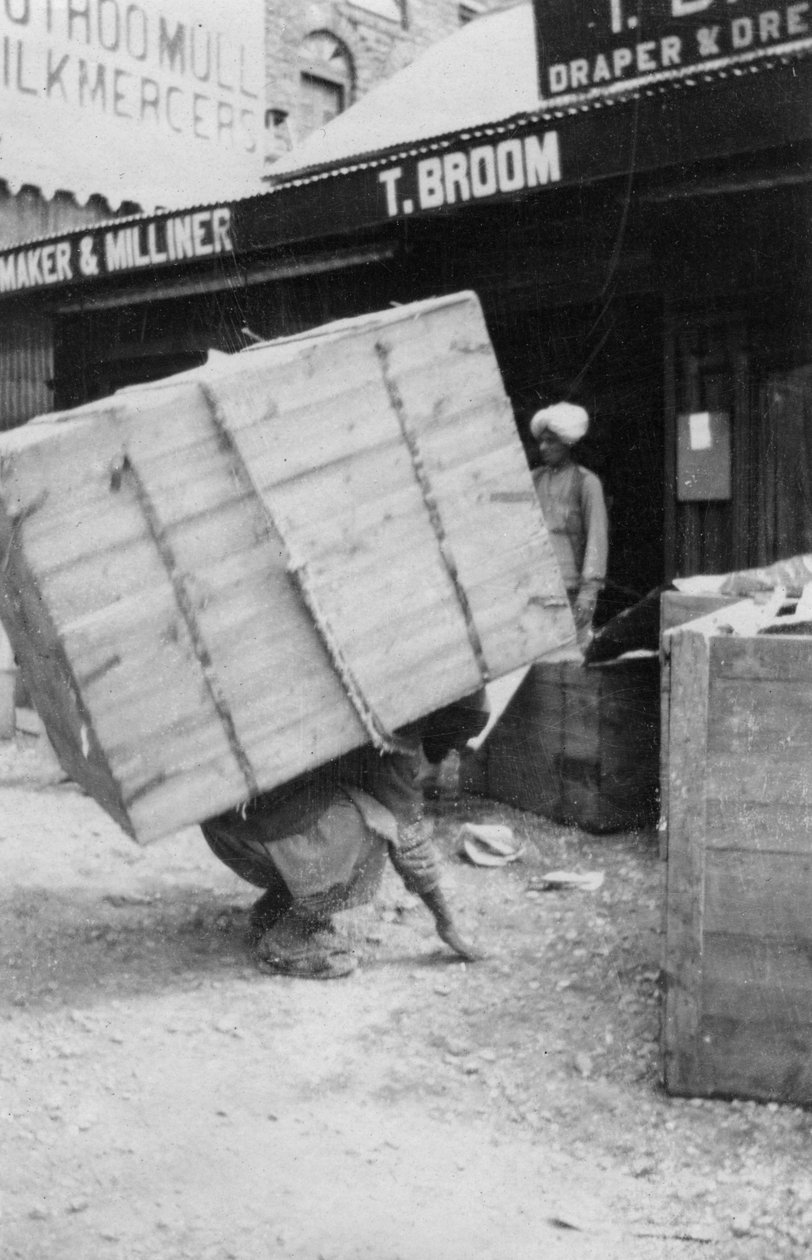 Um carregador carregando uma grande carga, Chakrata, Índia, 1917 de Unbekannt