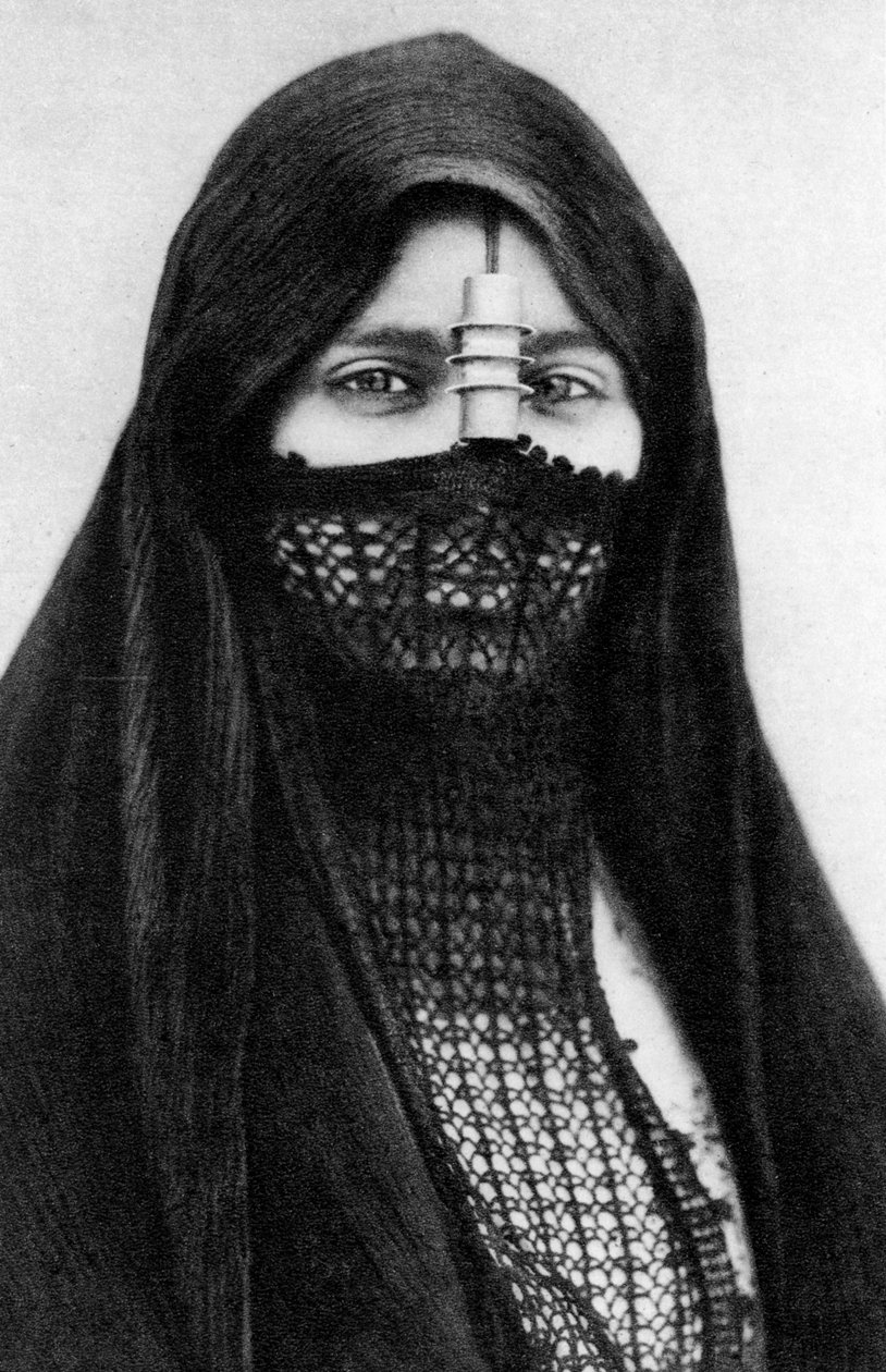 Um retrato de uma mulher egípcia, c1920s de Unbekannt