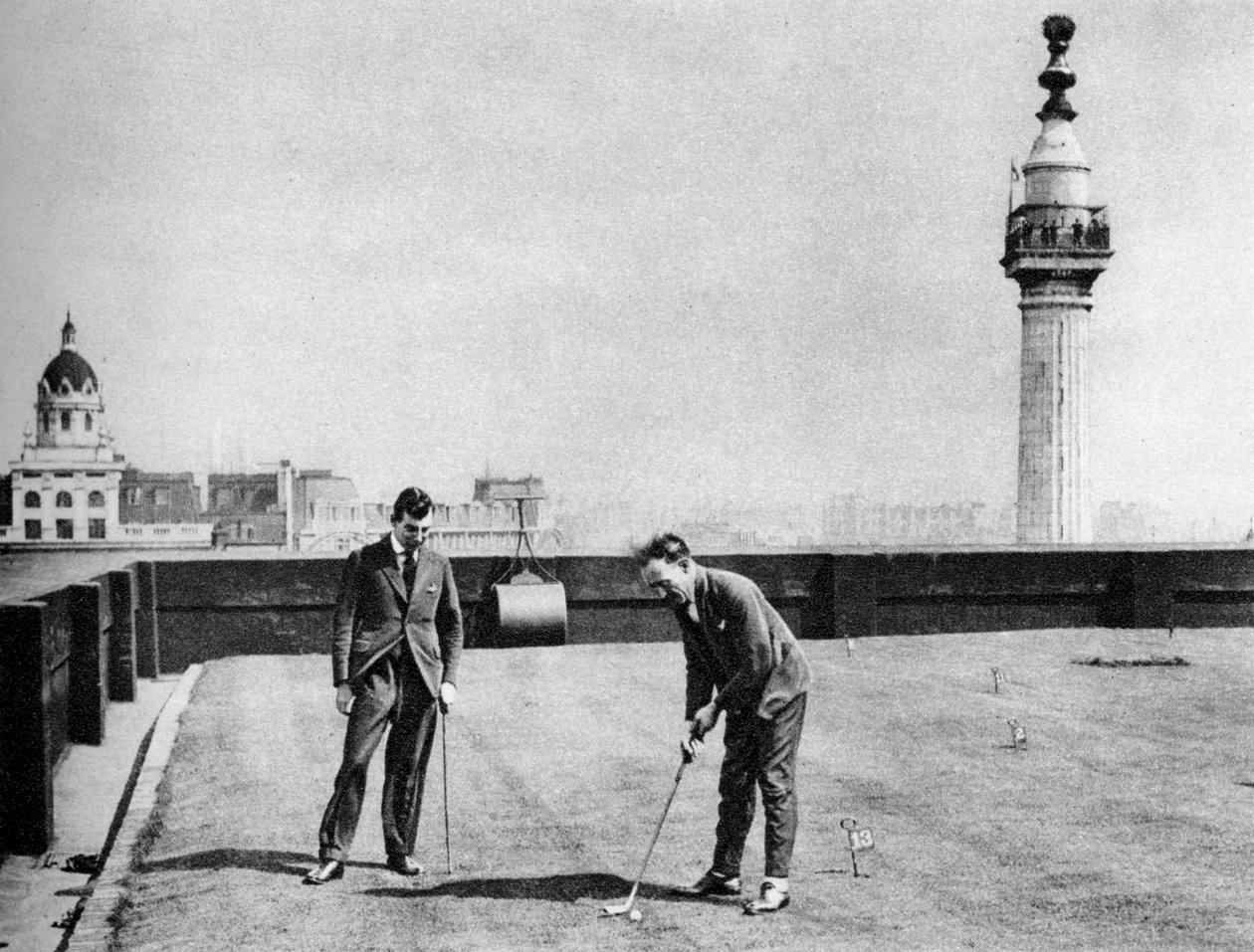 Um putting green no telhado da Adelaide House, perto da London Bridge, Londres, 1926-1927 de Unbekannt