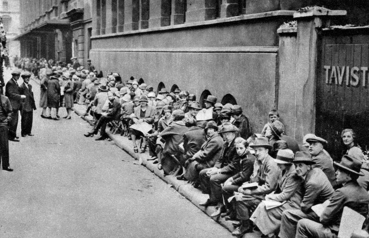 Uma fila para os ingressos da primeira noite em Covent Garden, Londres, 1926-1927 de Unbekannt