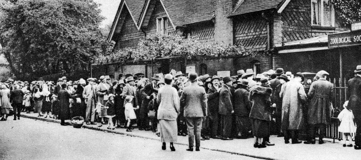 Uma fila para o zoológico em um feriado nacional, Londres, 1926-1927 de Unbekannt
