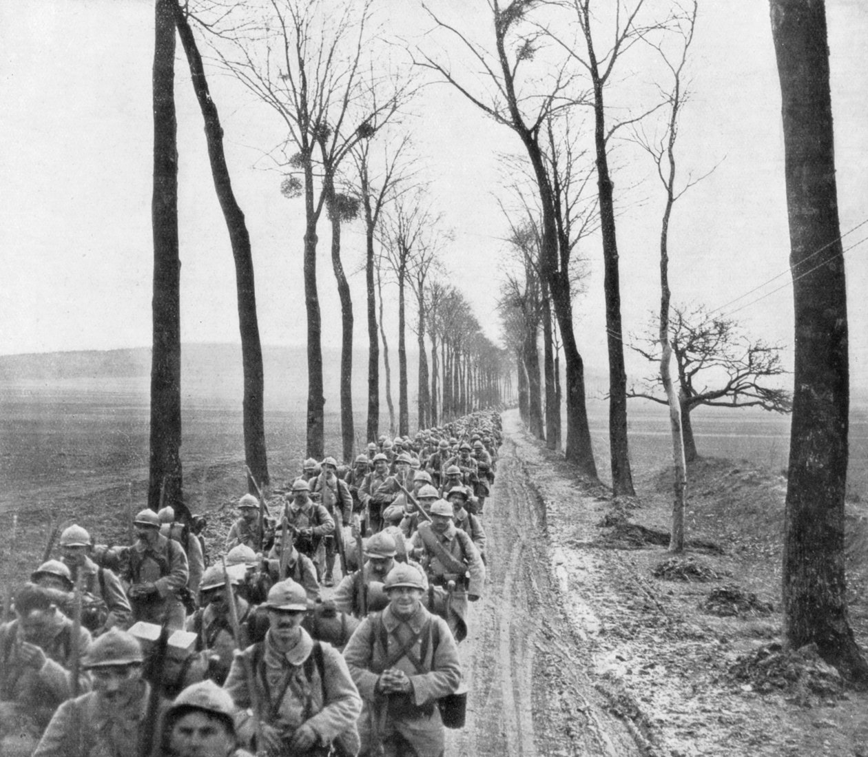 Um regimento de infantaria francesa indo para a frente, França, 30 de março de 1918 de Unbekannt