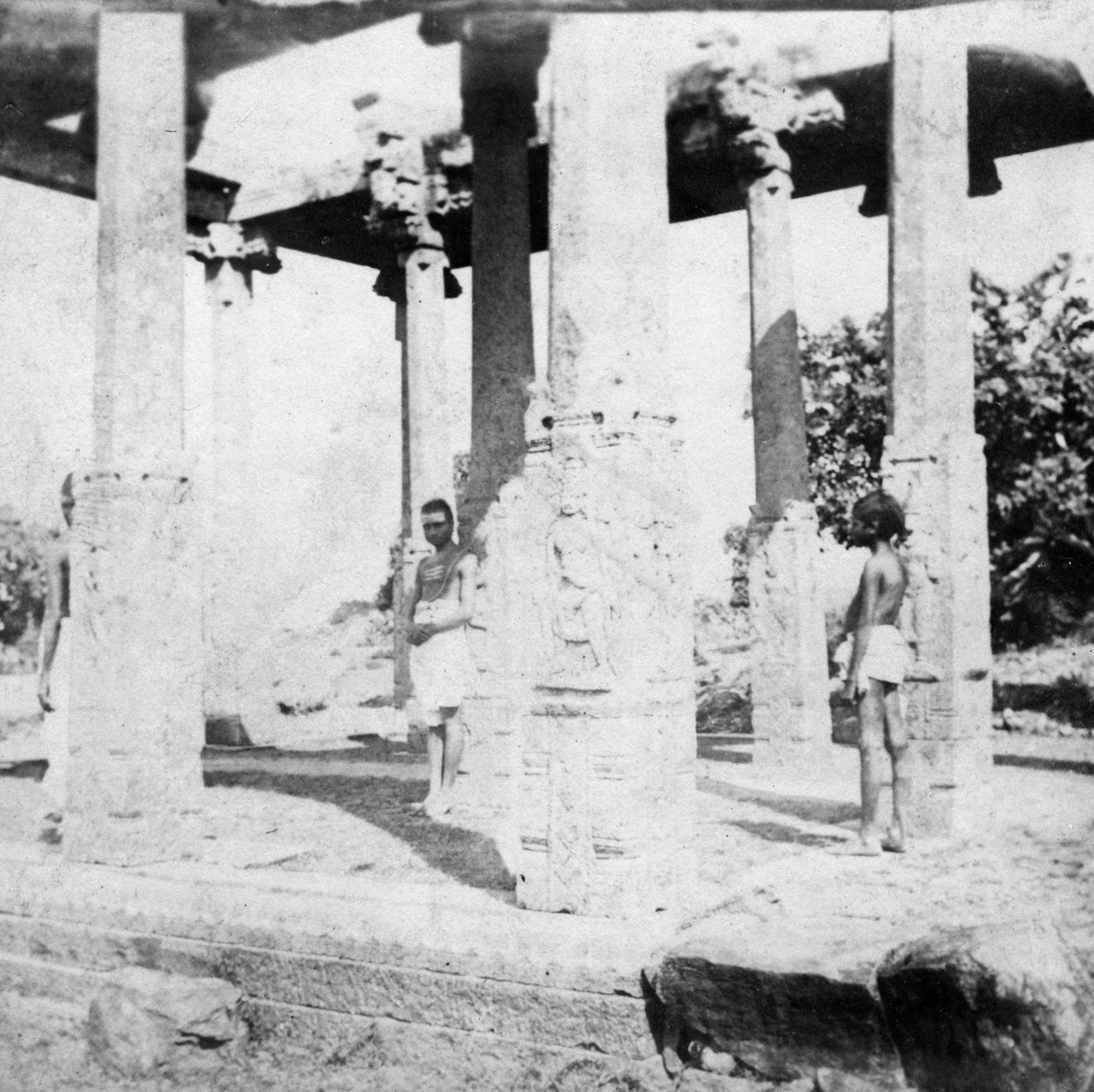 Um templo em ruínas perto de Madras, Índia, 1874 de Unbekannt