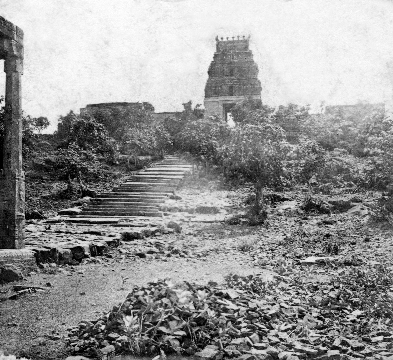 Um templo em ruínas perto de Madras, Índia, 1874 de Unbekannt