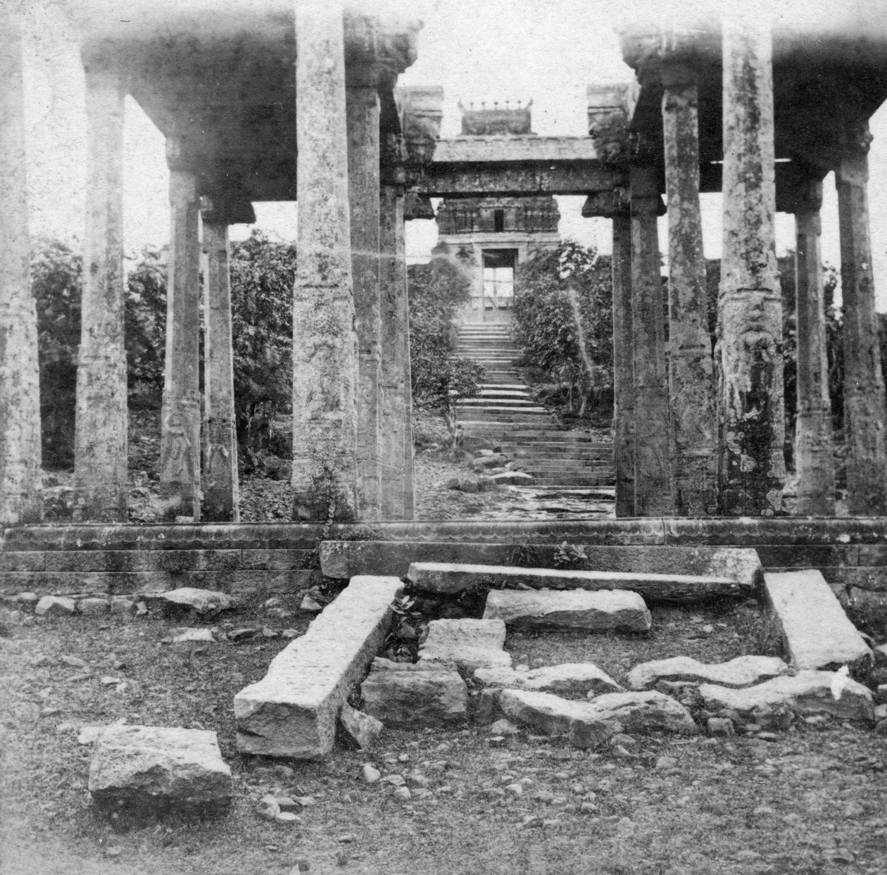 Um templo em ruínas perto de Madras, Índia, 1874 de Unbekannt