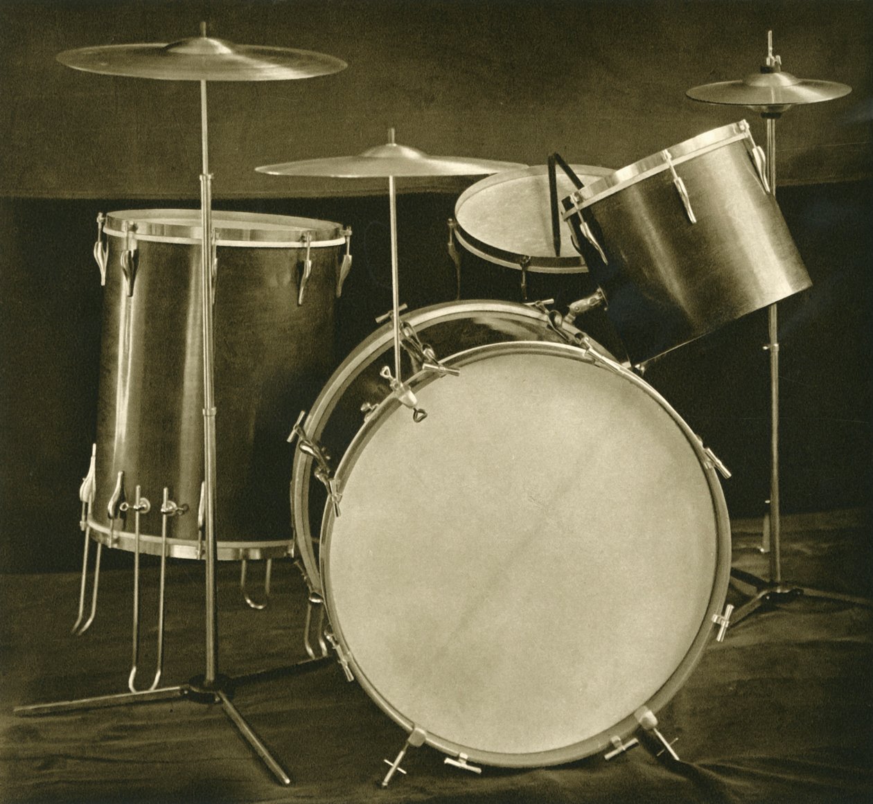 Conjunto de tambores e pratos de instrumentos de percussão fabricados na República Tcheca, 1948 de Unbekannt