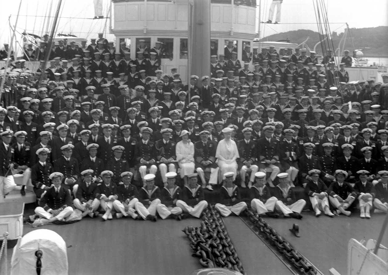 Uma tripulação de navios no convés, início do século XX de Unbekannt