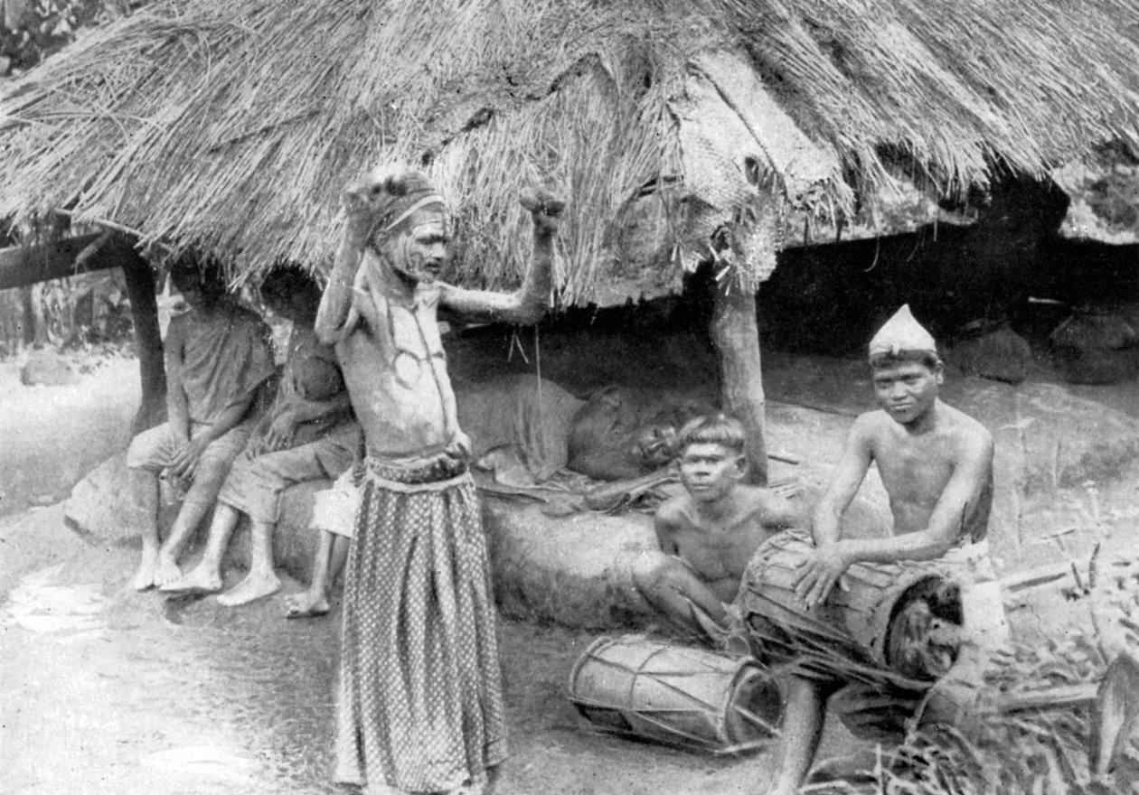 Um feiticeiro expulsando um espírito de um homem doente no sul da Índia, 1926 de Unbekannt