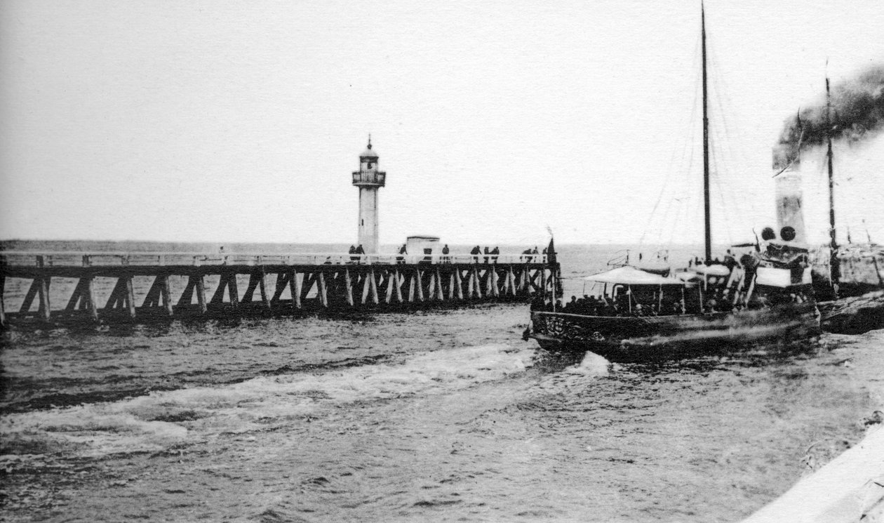 Um navio que sai de Trouville para Le Havre, França, c1920s de Unbekannt