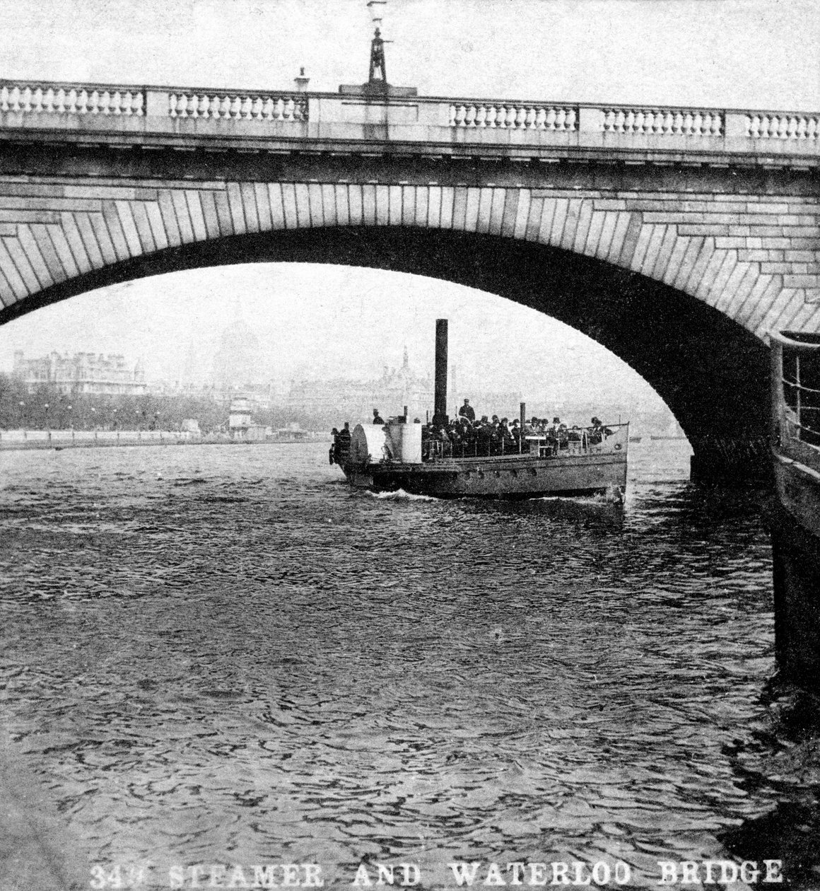 Um navio passando debaixo da ponte de Waterloo, em Londres, no início do século XX de Unbekannt
