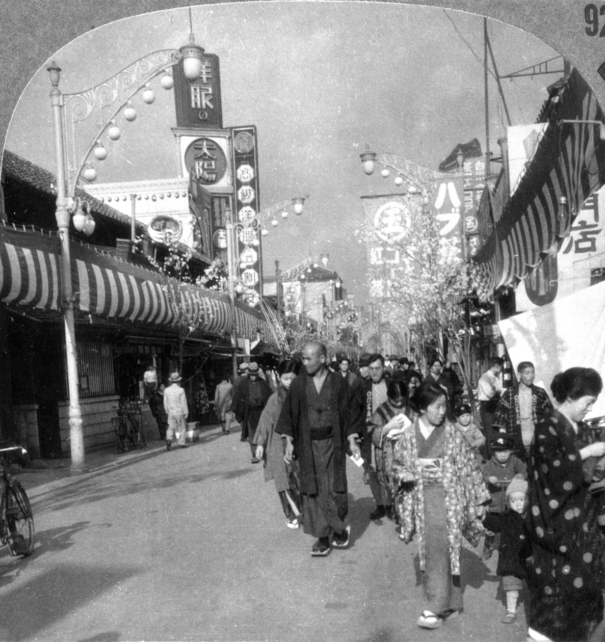 Uma rua em Yokohama, Japão, anos 1900 de Unbekannt
