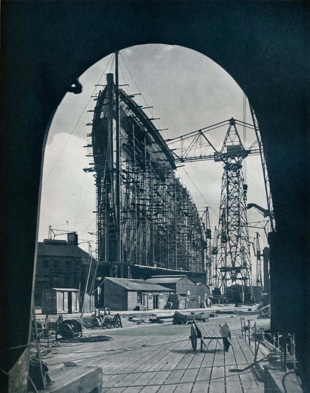 Uma vista impressionante do gigantesco forro de Cunard, Queen Mary, em Clydebank, Glasgow, 1934 de Unbekannt
