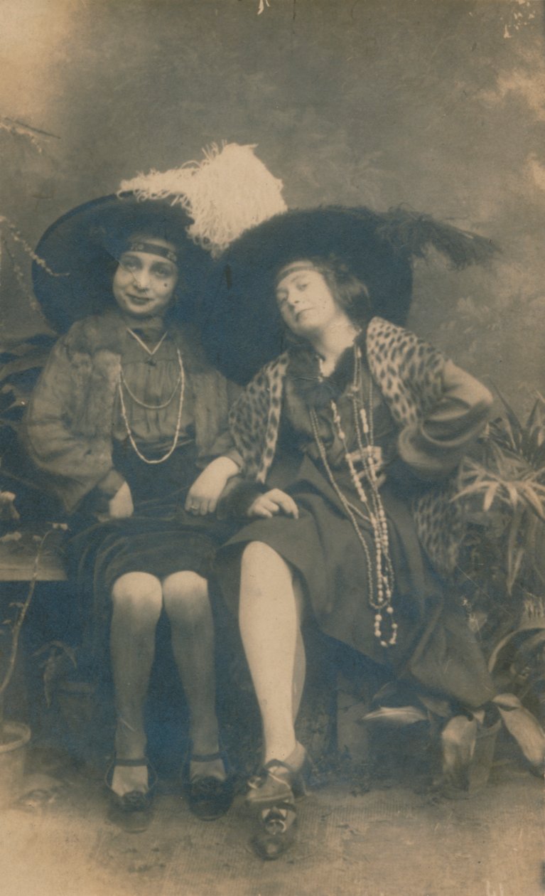 Uma fotografia de estúdio de duas senhoras, c1910 de Unbekannt