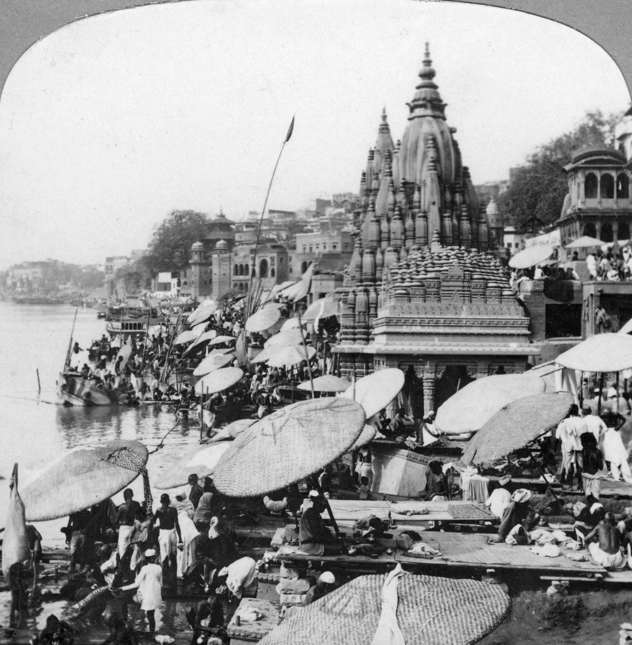 Um templo e ghats no Ganges em Benares Varanasi, Índia, anos 1900 de Unbekannt