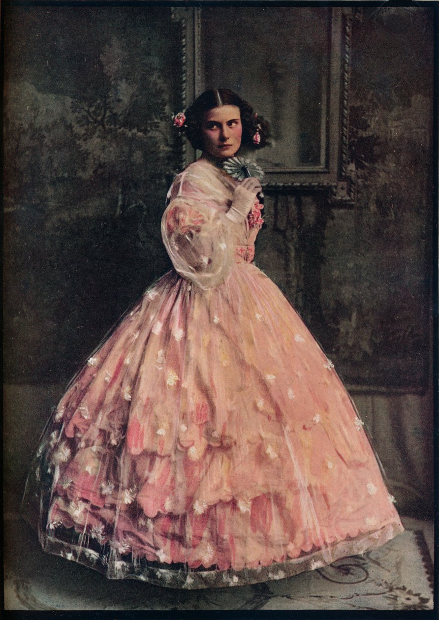 Um vestido de baile com três babados de seda rosa, com vestido de gaze de flor branca, 1850-60, c1913 de Unbekannt