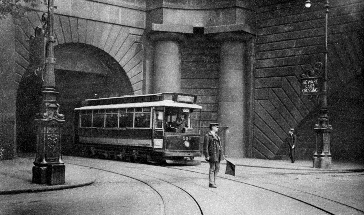 Um bonde correndo sob Kingsway, Aldwych e Somerset House, Londres, 1926-1927 de Unbekannt