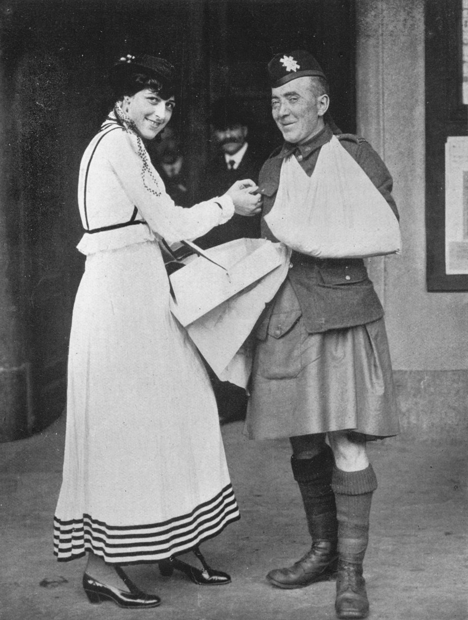 Um incidente do dia da bandeira da caridade de guerra, 1915 de Unbekannt
