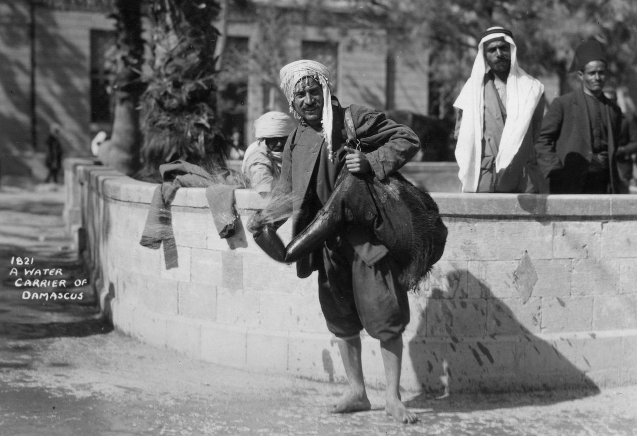 Um transportador de água em Damasco, Síria, c1920s-c1930s de Unbekannt