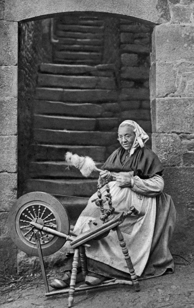 Uma mulher em uma roda de giro, Dinan, Bretanha, França, c1922 de Unbekannt