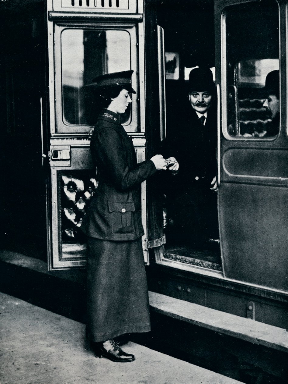 Um inspetor de bilhetes de mulher no trabalho, c1914 de Unbekannt
