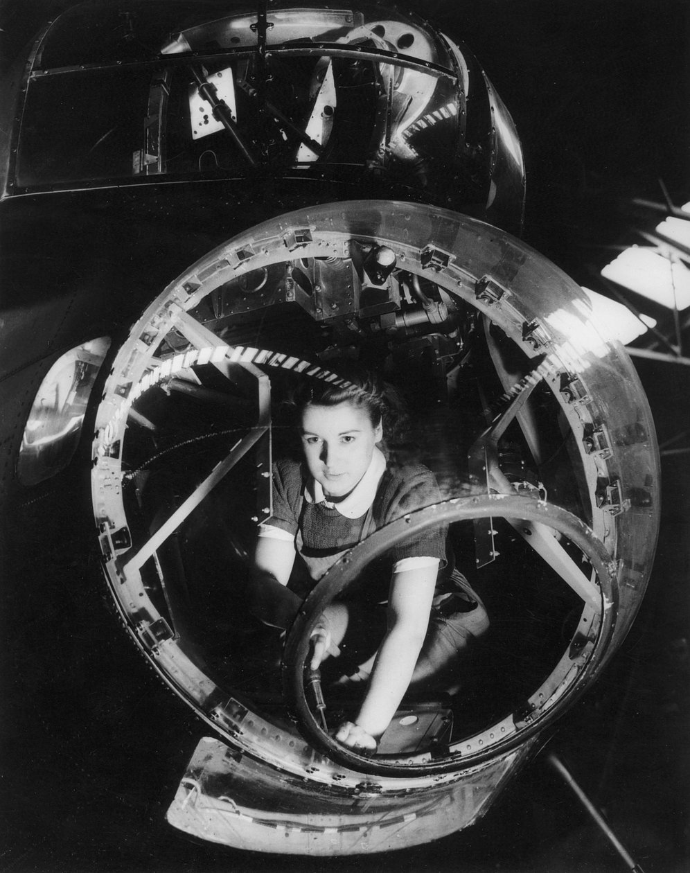 Uma mulher que trabalha em um bombardeiro de Lancaster, Segunda Guerra Mundial, década de 1940 de Unbekannt