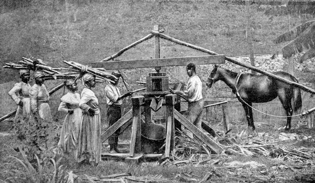 Um moinho de madeira para britagem de cana-de-açúcar, West Indies, 1922 de Unbekannt