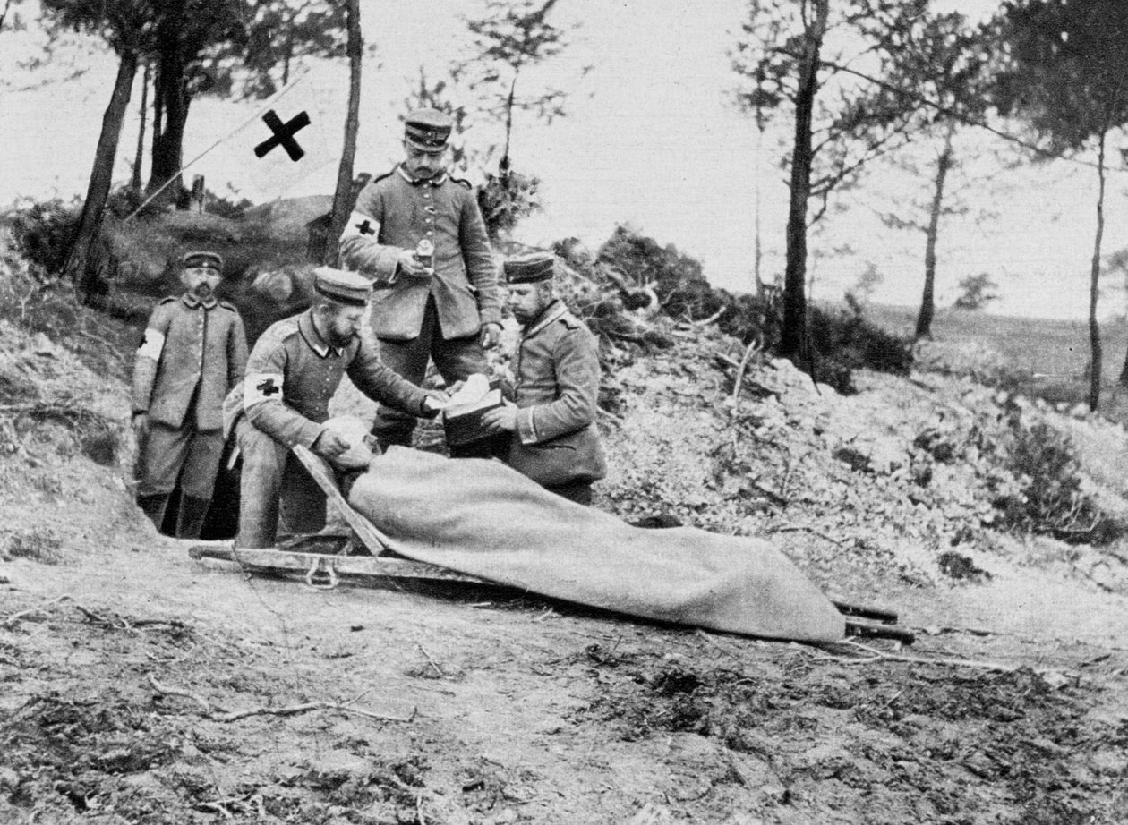 Um soldado alemão ferido em uma estação de vestir, Primeira Guerra Mundial, 1915 de Unbekannt