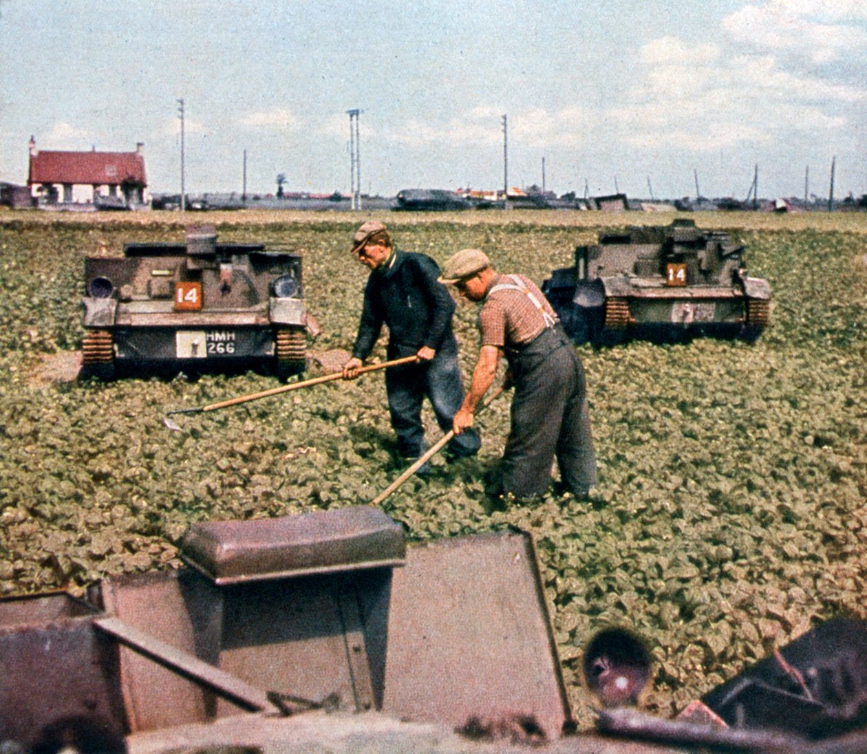 Tanques franceses abandonados em um campo, Dunquerque, França, 1940 de Unbekannt