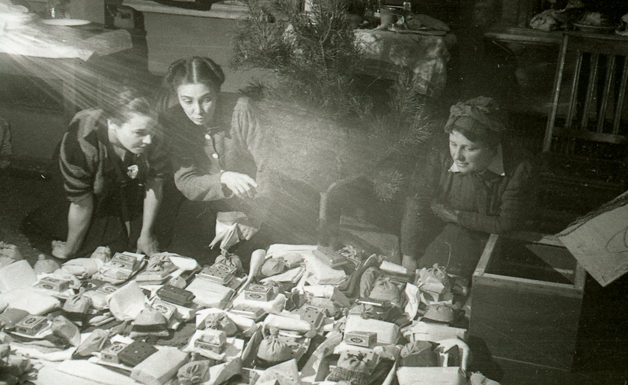 Atrizes do Moscow Art Theatre preparando presentes para o Exército Vermelho, URSS, 1943 de Unbekannt