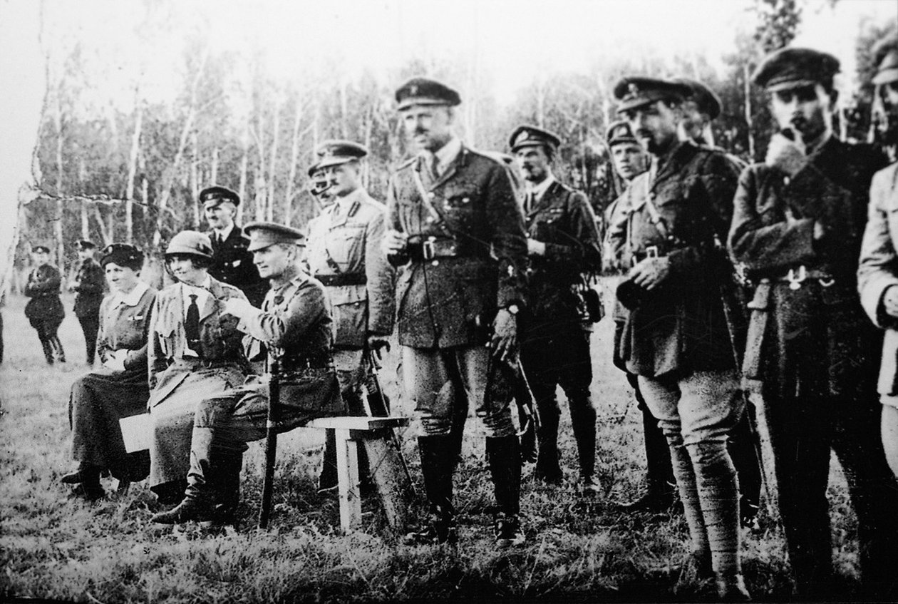Almirante Alexander Kolchak sentado com oficiais britânicos na Frente Oriental, Rússia, 1918 de Unbekannt