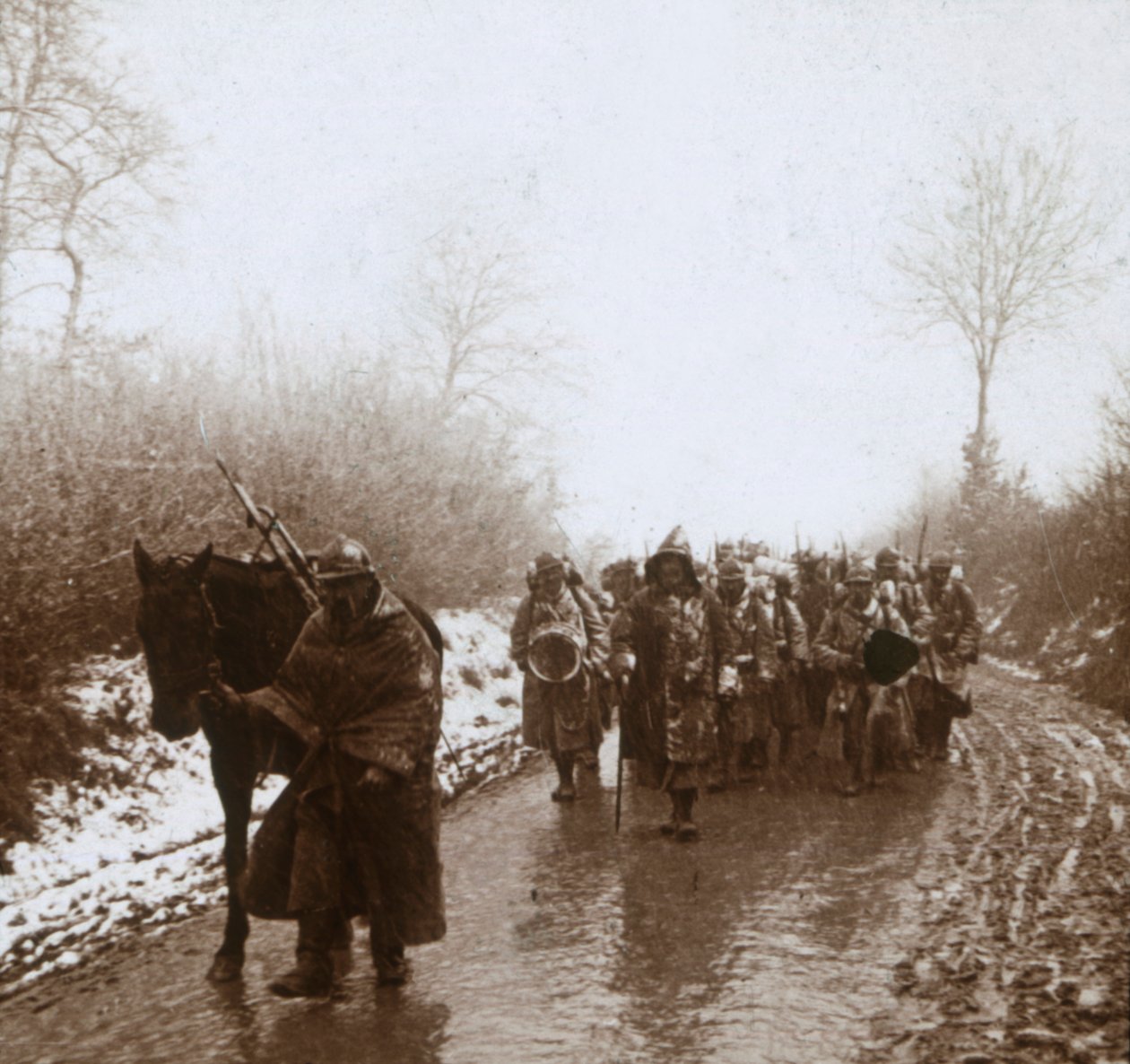 Avançando na neve, Artois, norte da França, c1914-c1918 de Unbekannt
